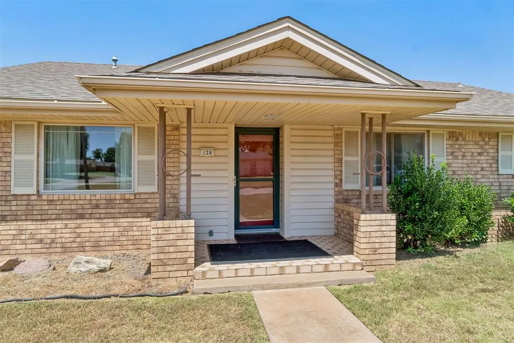 Photo 3 — 124 Ruskin Place, Chickasha, OK 73018