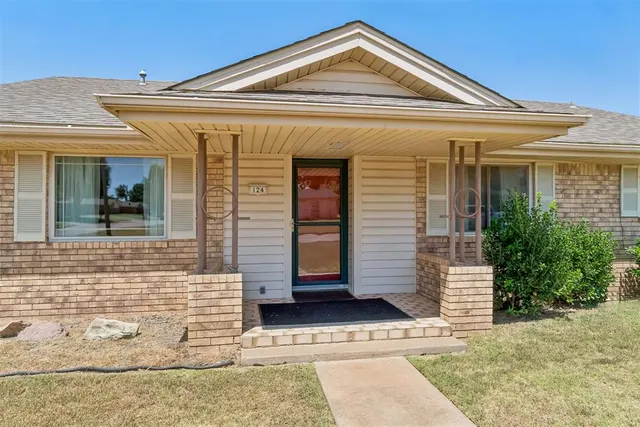 Photo 3 — 124 Ruskin Place, Chickasha, OK 73018
