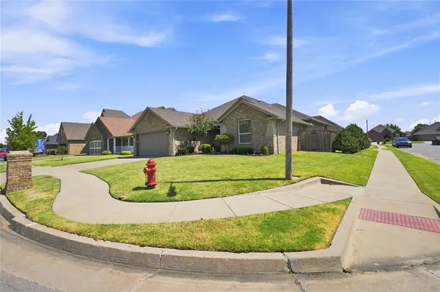Photo 3 — 14524 Briarcliff Drive, Oklahoma City, OK 73170