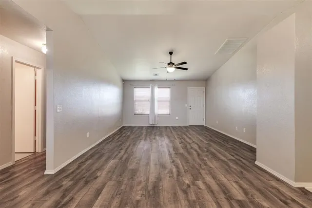 Photo 5 — 10349 Aberdeen Drive, Yukon, OK 73099