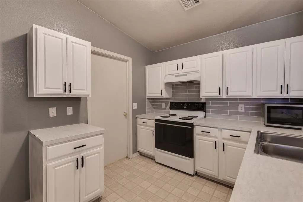 Photo 13 — 10349 Aberdeen Drive, Yukon, OK 73099