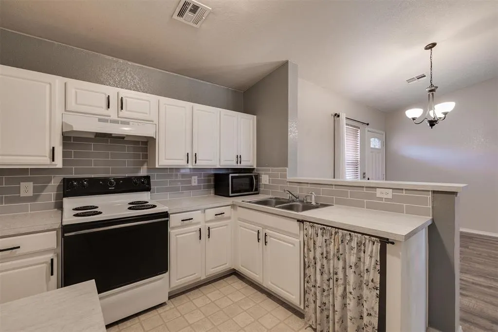 Photo 15 — 10349 Aberdeen Drive, Yukon, OK 73099
