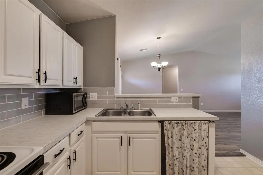 Photo 16 — 10349 Aberdeen Drive, Yukon, OK 73099