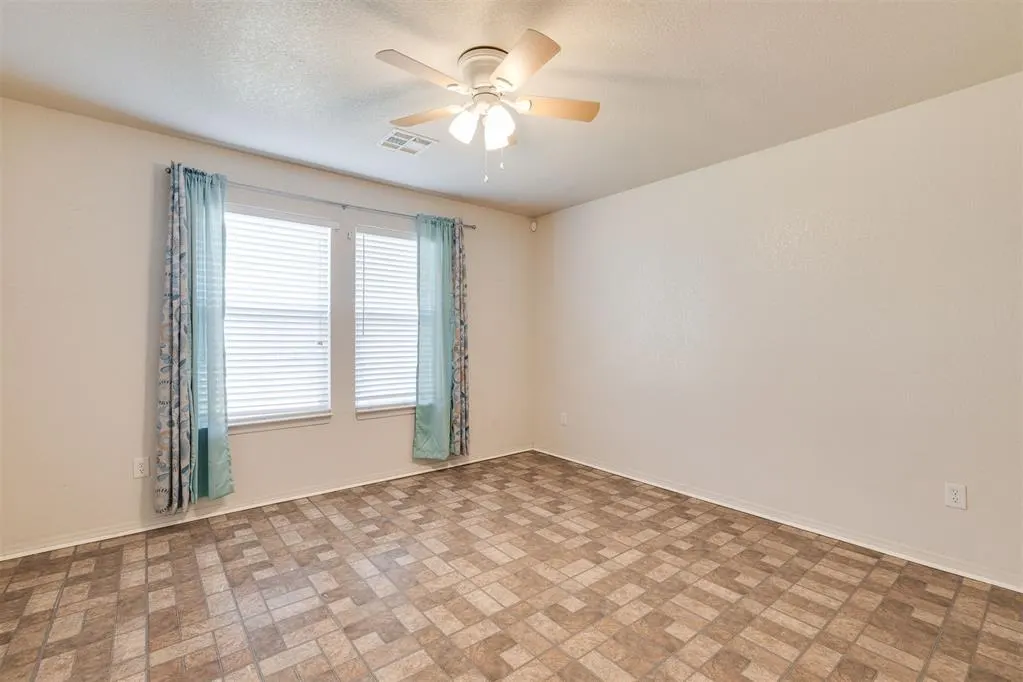 Photo 19 — 10349 Aberdeen Drive, Yukon, OK 73099