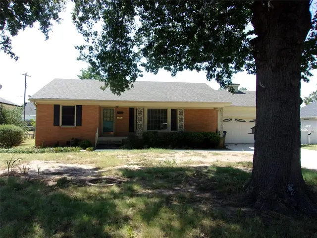 Front exterior — 1820 N Phil Avenue, Shawnee, OK 74804