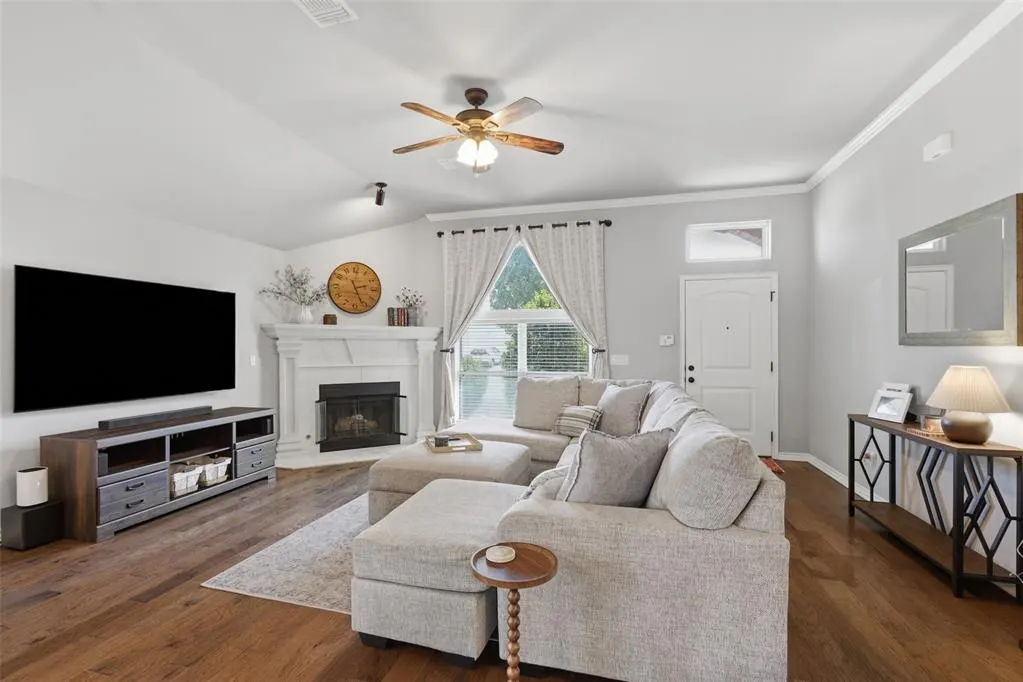 Photo 2 — 609 SW 6th Street, Oklahoma City, OK 73160