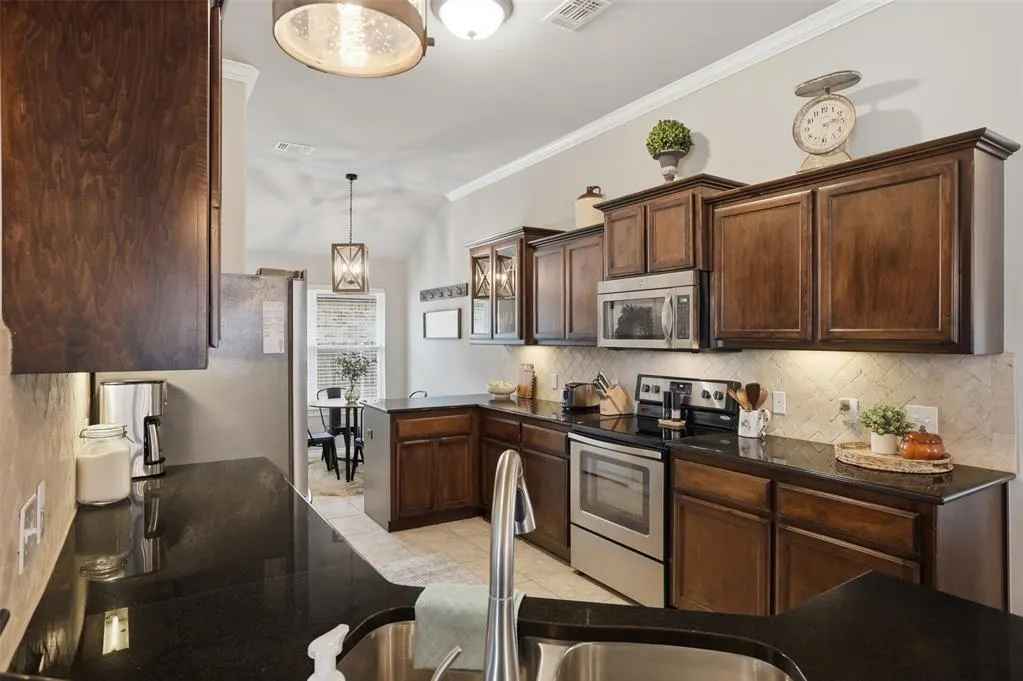 Photo 8 — 609 SW 6th Street, Oklahoma City, OK 73160
