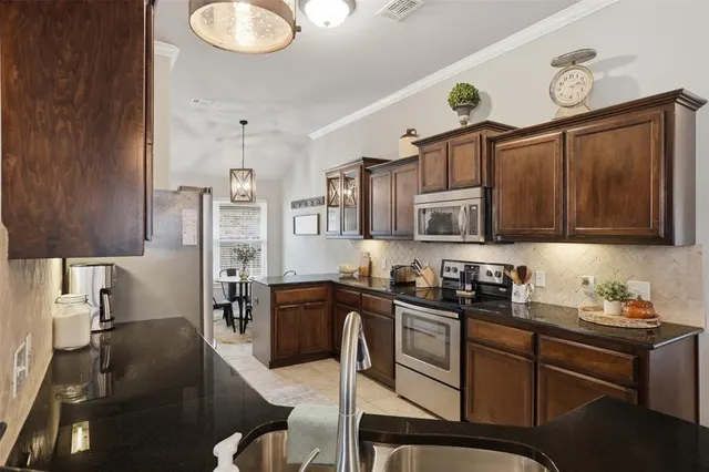 Photo 8 — 609 SW 6th Street, Oklahoma City, OK 73160