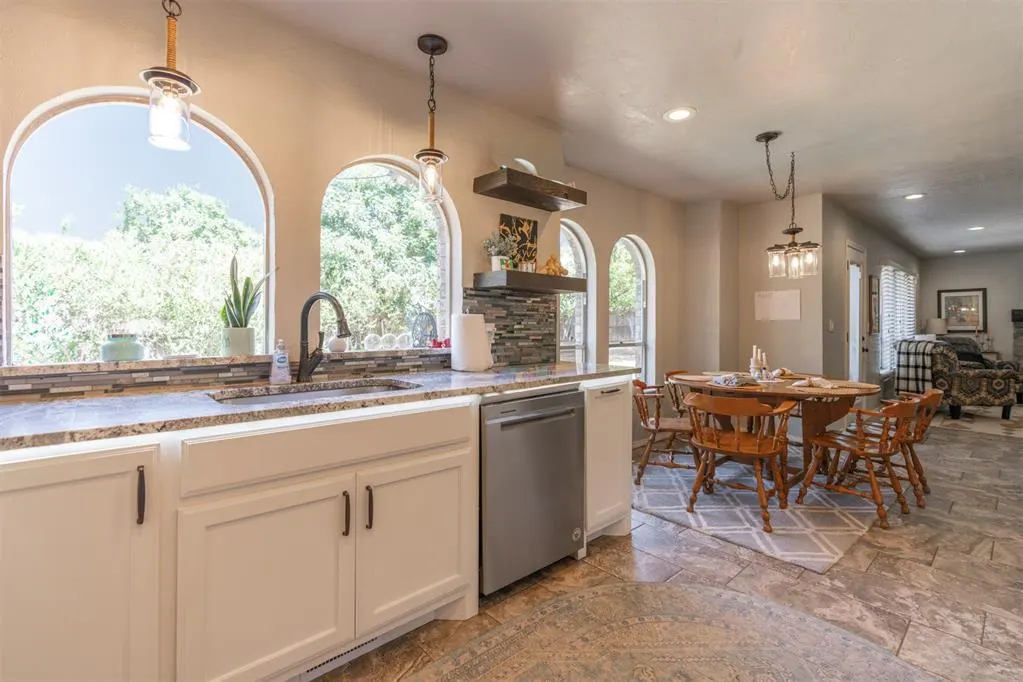 Photo 2 — 709 Rock Hollow Road, Edmond, OK 73034