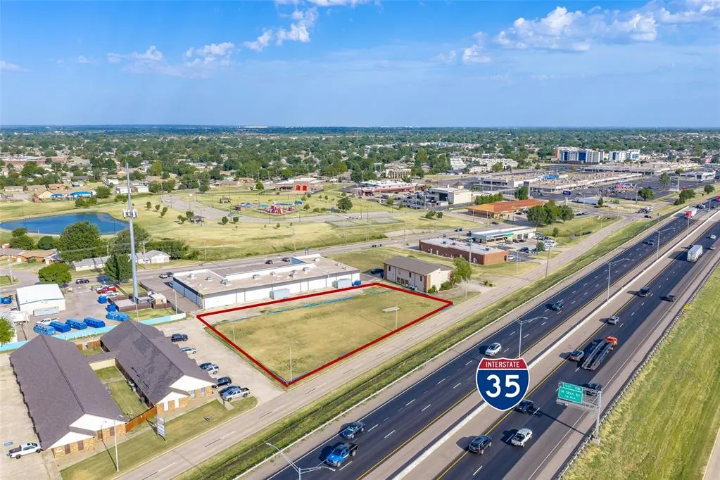 Front exterior — 301 N Interstate 35 Service Road, Moore, OK 73160