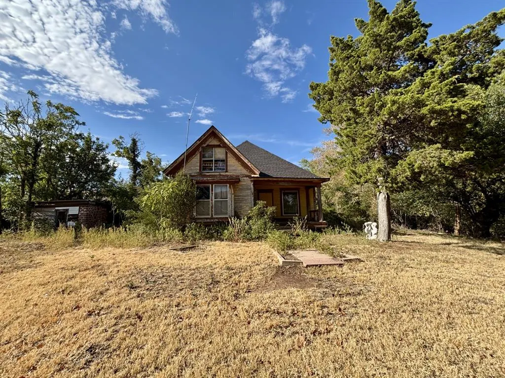 Photo 2 — 200 W Mountain Avenue, Granite, OK 73547