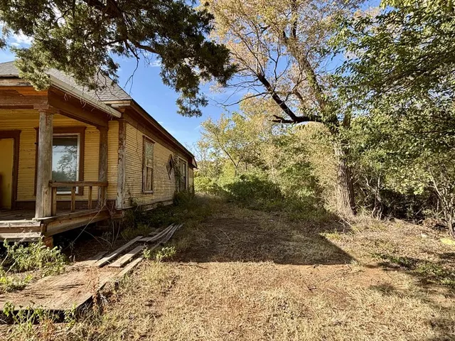 Photo 3 — 200 W Mountain Avenue, Granite, OK 73547