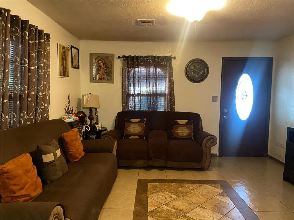Photo 4 — 6112 NW 55th Street, Warr Acres, OK 73122