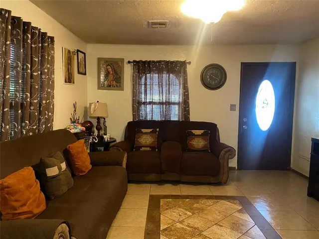 Photo 4 — 6112 NW 55th Street, Warr Acres, OK 73122