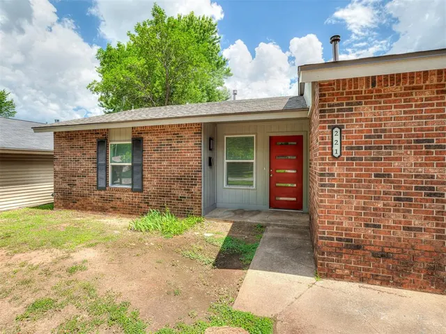 Photo 2 — 221 W Wayne Street, Edmond, OK 73003