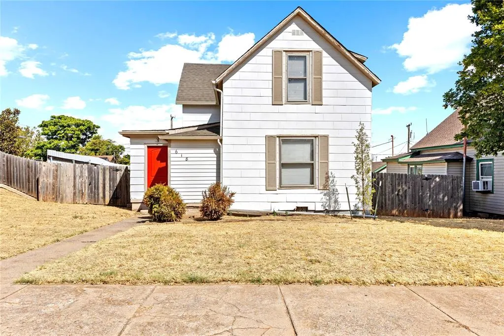 Photo 2 — 618 N State Street, Weatherford, OK 73096