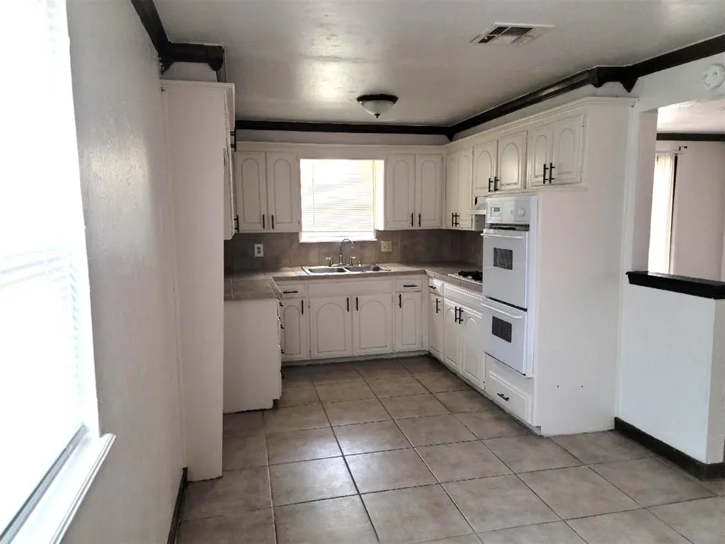 Photo 3 — 713 NE 83rd Street, Oklahoma City, OK 73114