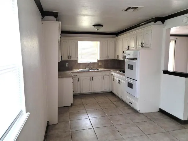 Photo 3 — 713 NE 83rd Street, Oklahoma City, OK 73114
