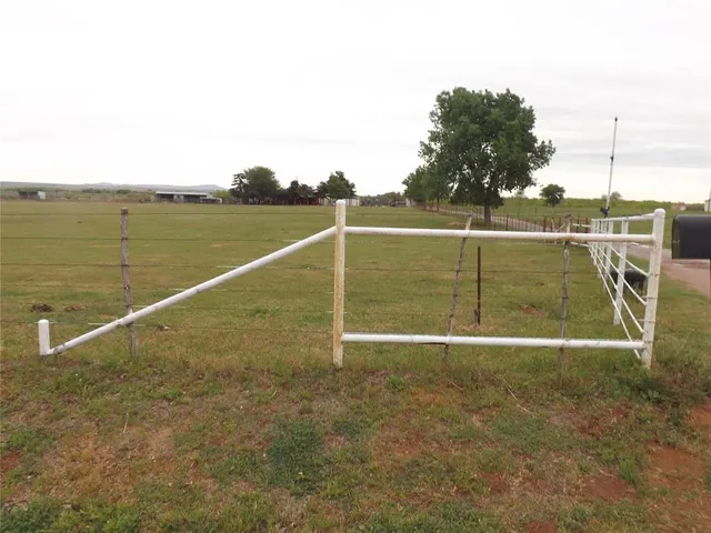 Photo 3 — 21259 E County Road 160 Road, Headrick, OK 73549