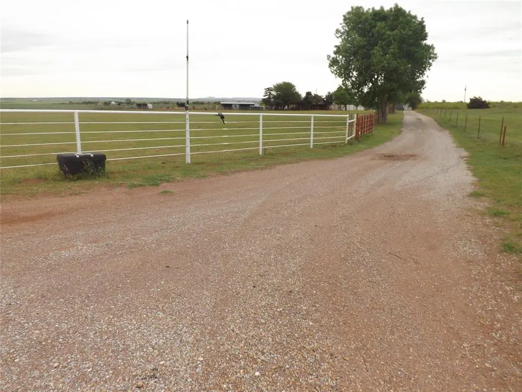 Photo 4 — 21259 E County Road 160 Road, Headrick, OK 73549