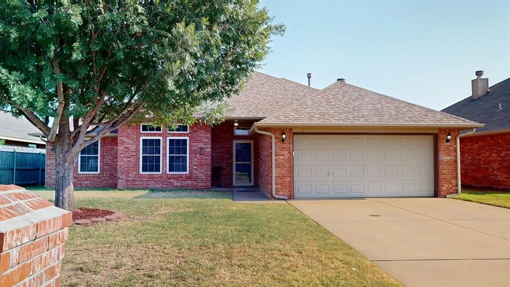Front exterior — 805 Canyon Drive, Yukon, OK 73099