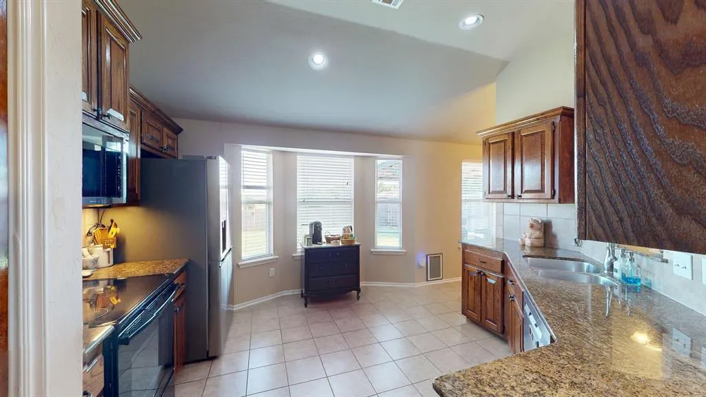 Photo 10 — 805 Canyon Drive, Yukon, OK 73099