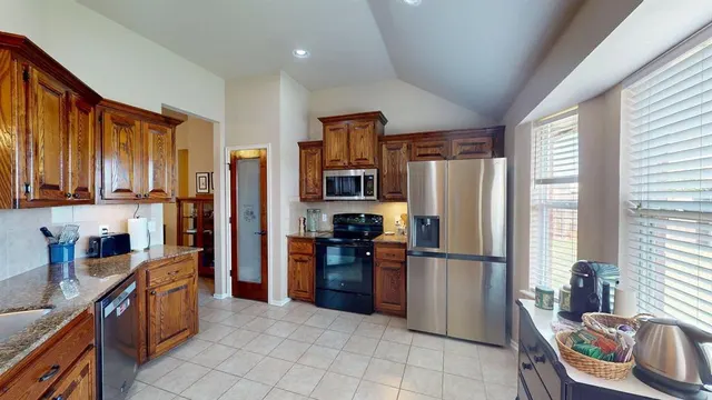Photo 4 — 805 Canyon Drive, Yukon, OK 73099