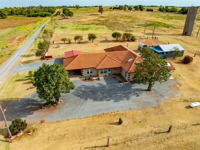 Photo 2 — 16115 County Street 2610, Binger, OK 73009