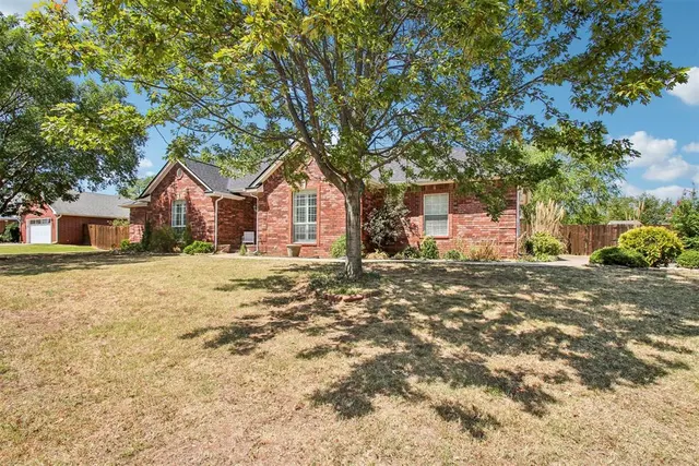 Photo 3 — 504 Pool Lane, Shawnee, OK 74801