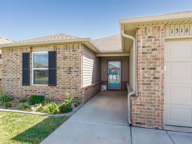Photo 2 — 1316 Dustin Drive, Edmond, OK 73003