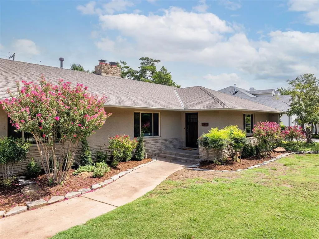 Photo 2 — 1807 Dorchester Drive, Nichols Hills, OK 73120