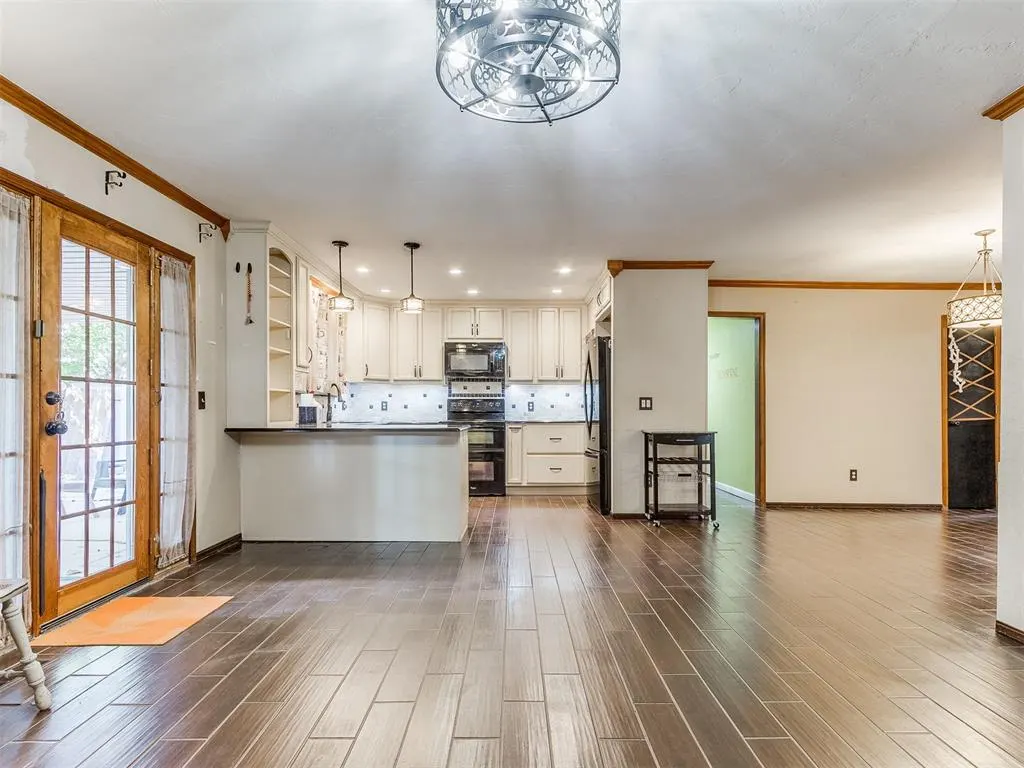 Photo 15 — 11021 Davis Street, Oklahoma City, OK 73162