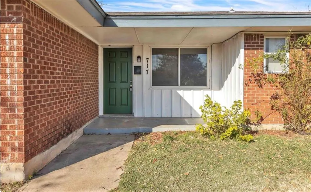 Photo 2 — 717 NE 37th Street, Oklahoma City, OK 73105