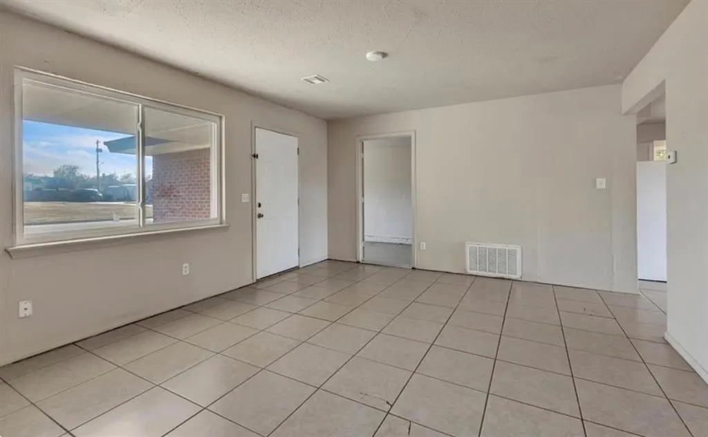 Photo 3 — 717 NE 37th Street, Oklahoma City, OK 73105