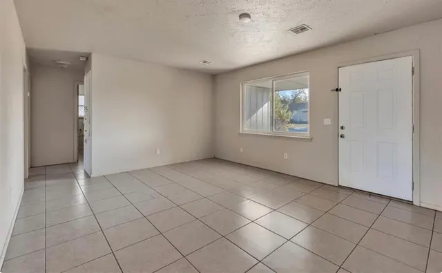 Photo 4 — 717 NE 37th Street, Oklahoma City, OK 73105