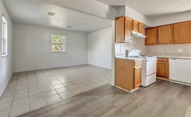 Photo 3 — 713 NE 37th Street, Oklahoma City, OK 73105