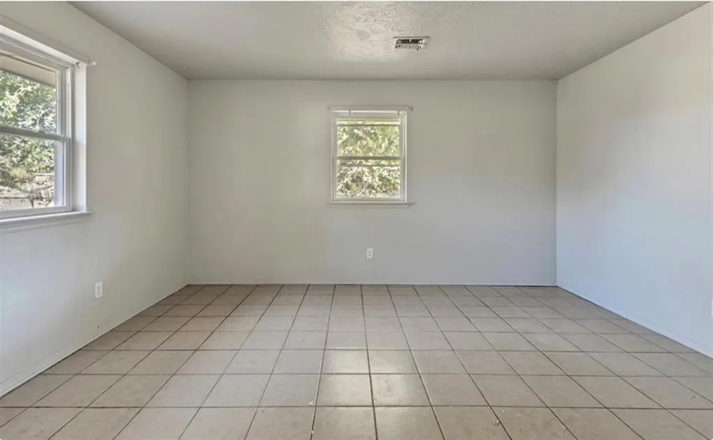 Photo 5 — 713 NE 37th Street, Oklahoma City, OK 73105