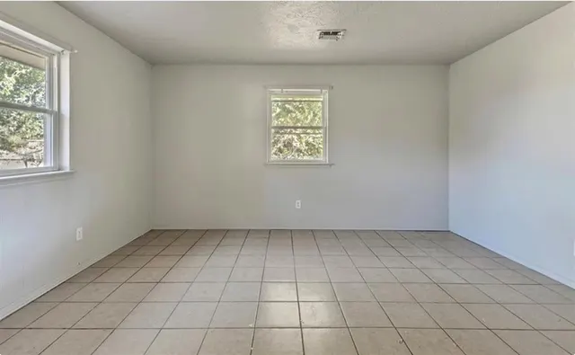 Photo 5 — 713 NE 37th Street, Oklahoma City, OK 73105