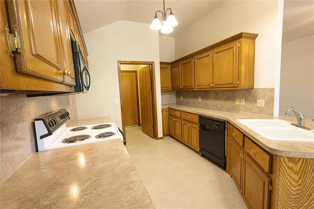 Photo 4 — 12612 Springwood Drive, Oklahoma City, OK 73120