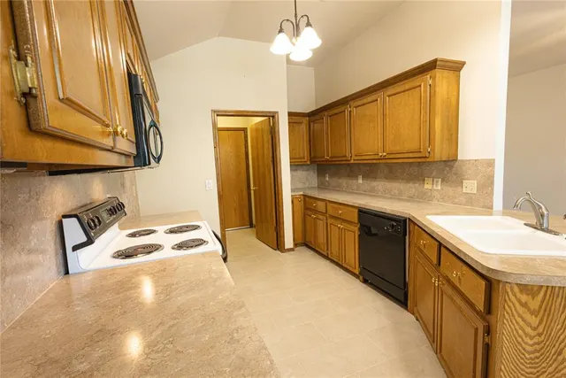Photo 4 — 12612 Springwood Drive, Oklahoma City, OK 73120