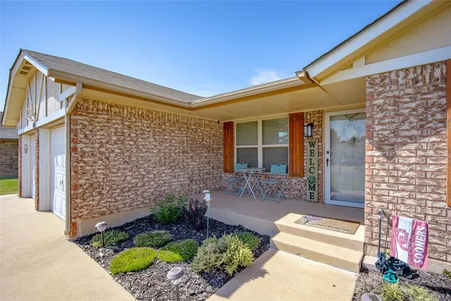 Photo 3 — 605 SW 7th Street, Moore, OK 73160