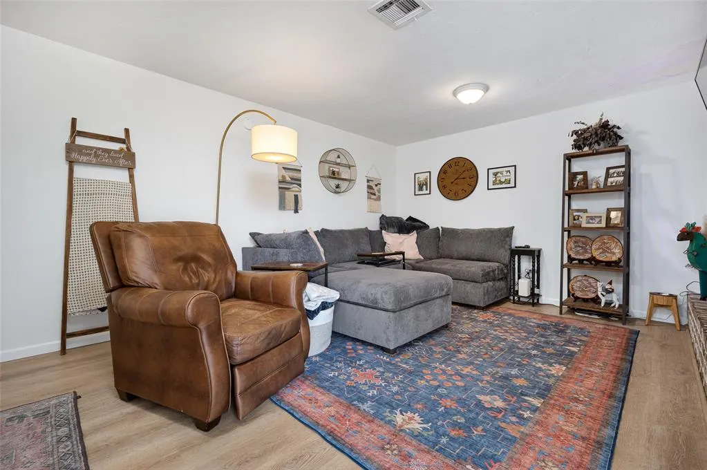 Photo 4 — 605 SW 7th Street, Moore, OK 73160