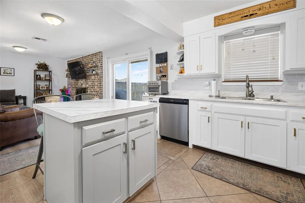 Photo 7 — 605 SW 7th Street, Moore, OK 73160