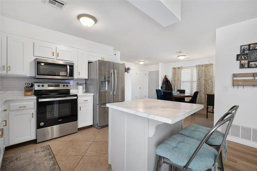 Photo 8 — 605 SW 7th Street, Moore, OK 73160