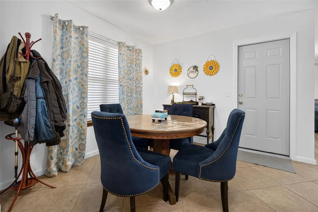 Photo 9 — 605 SW 7th Street, Moore, OK 73160