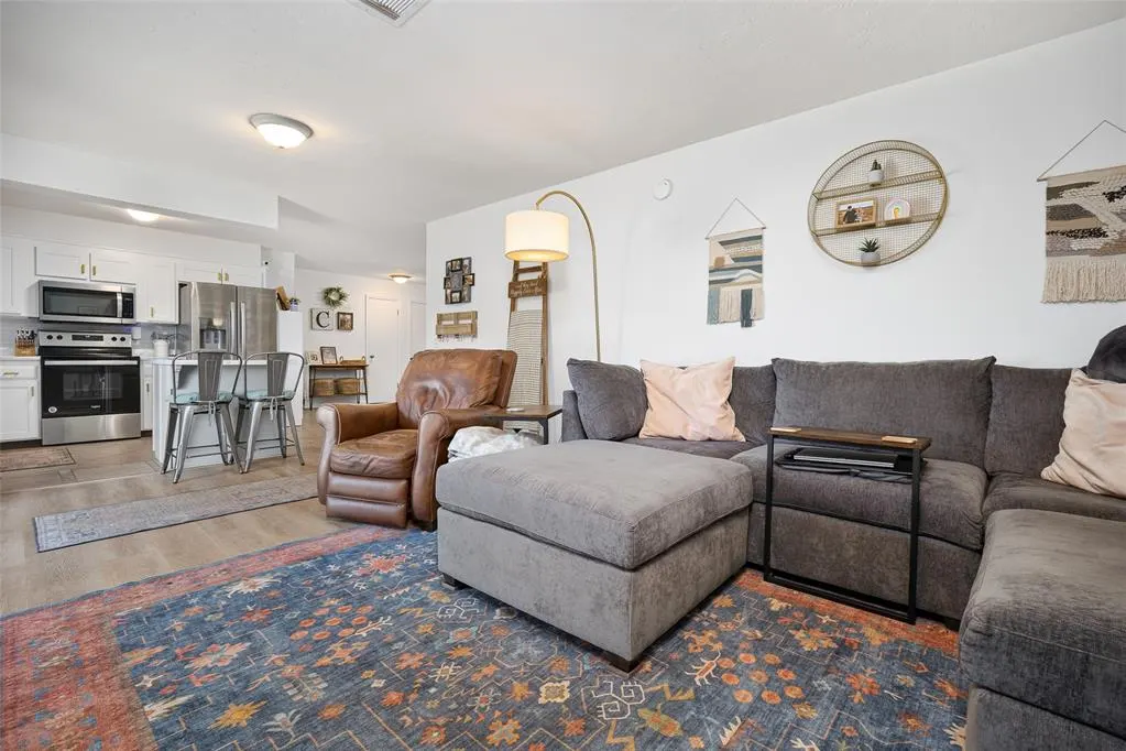 Photo 10 — 605 SW 7th Street, Moore, OK 73160