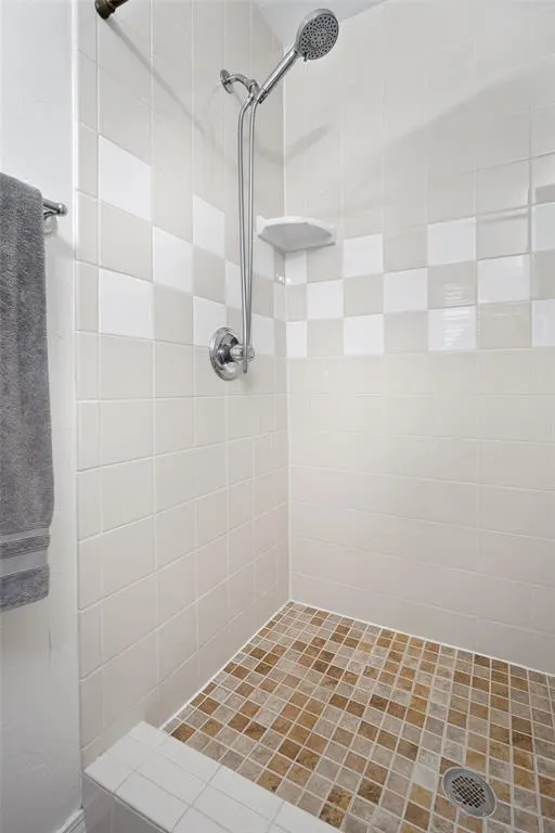 Photo 16 — 605 SW 7th Street, Moore, OK 73160