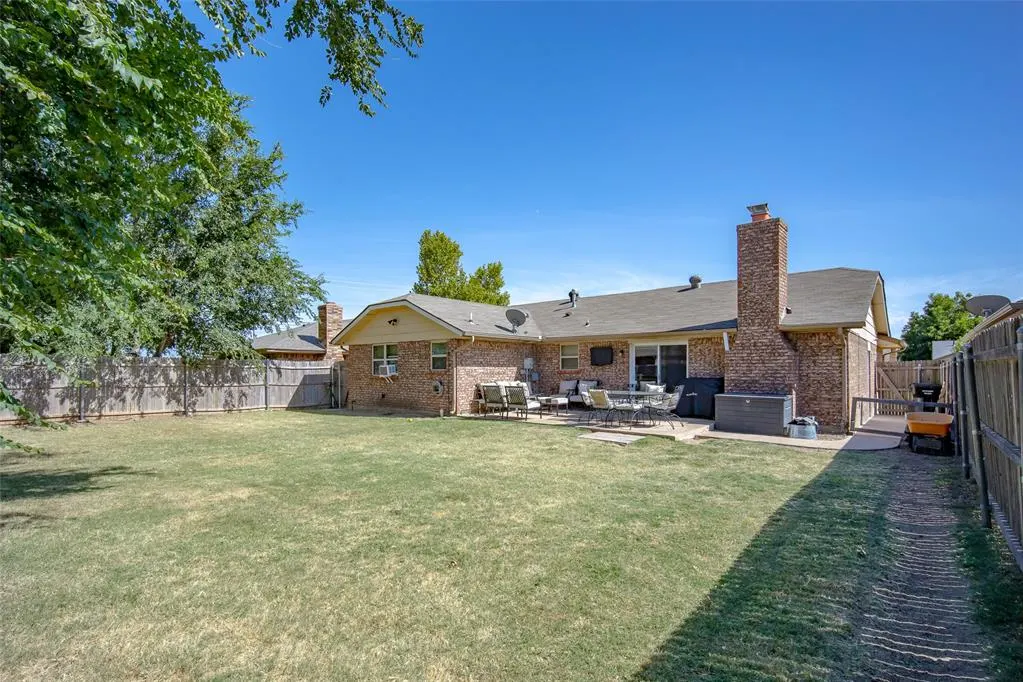 Photo 24 — 605 SW 7th Street, Moore, OK 73160