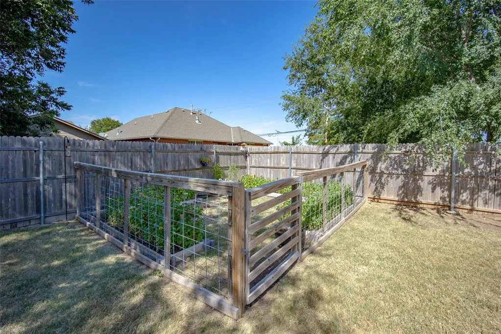 Photo 25 — 605 SW 7th Street, Moore, OK 73160