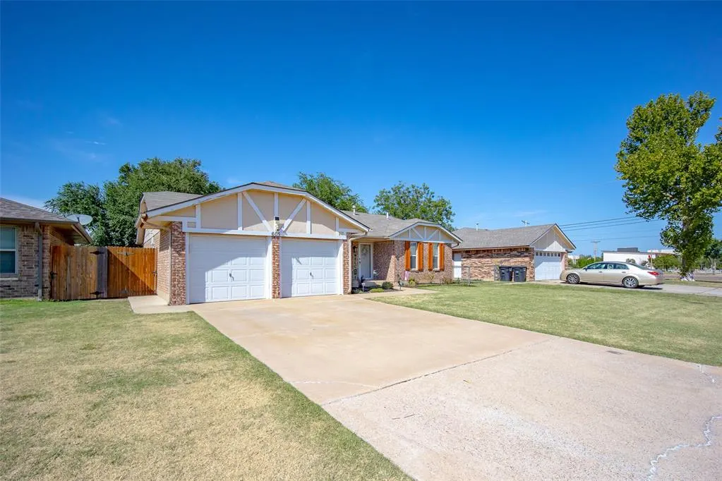 Photo 26 — 605 SW 7th Street, Moore, OK 73160